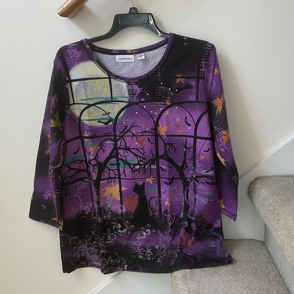 size xl, bust is 44โ inches, only one, Halloween shirt with cat ๐โโฌ and bats ๐ฆ - Picture 6 of 7